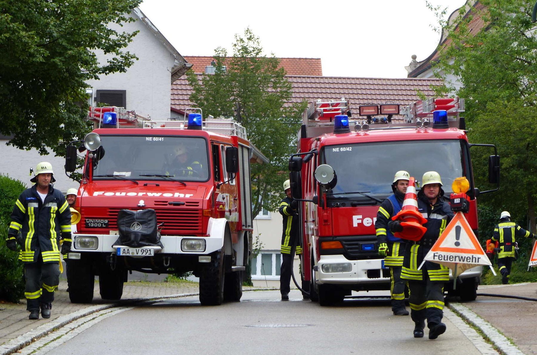 Der LF 8 fährt gemeinsam mit einem weiteren Feuerwehrfahrzeug durch Neuler