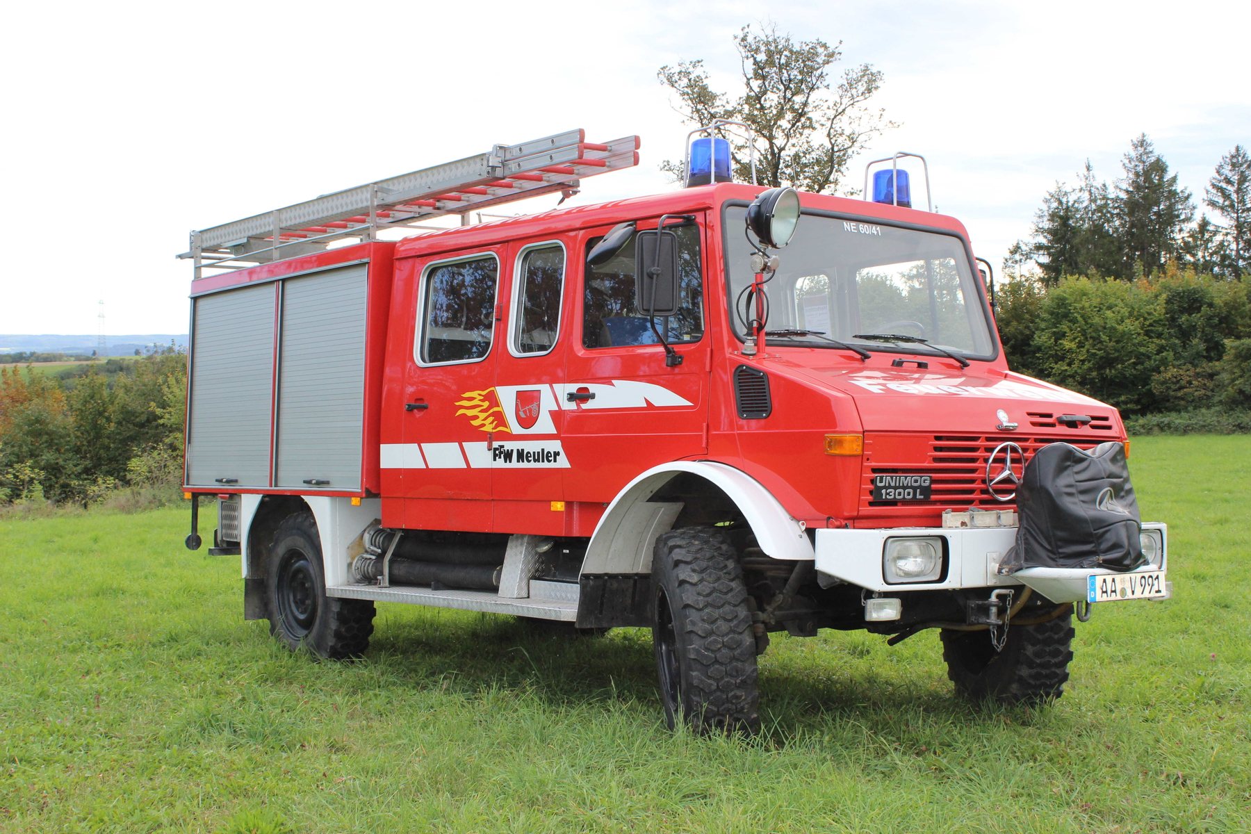 Der Unimog LF 8 auf einer Wiese am Ortsrand